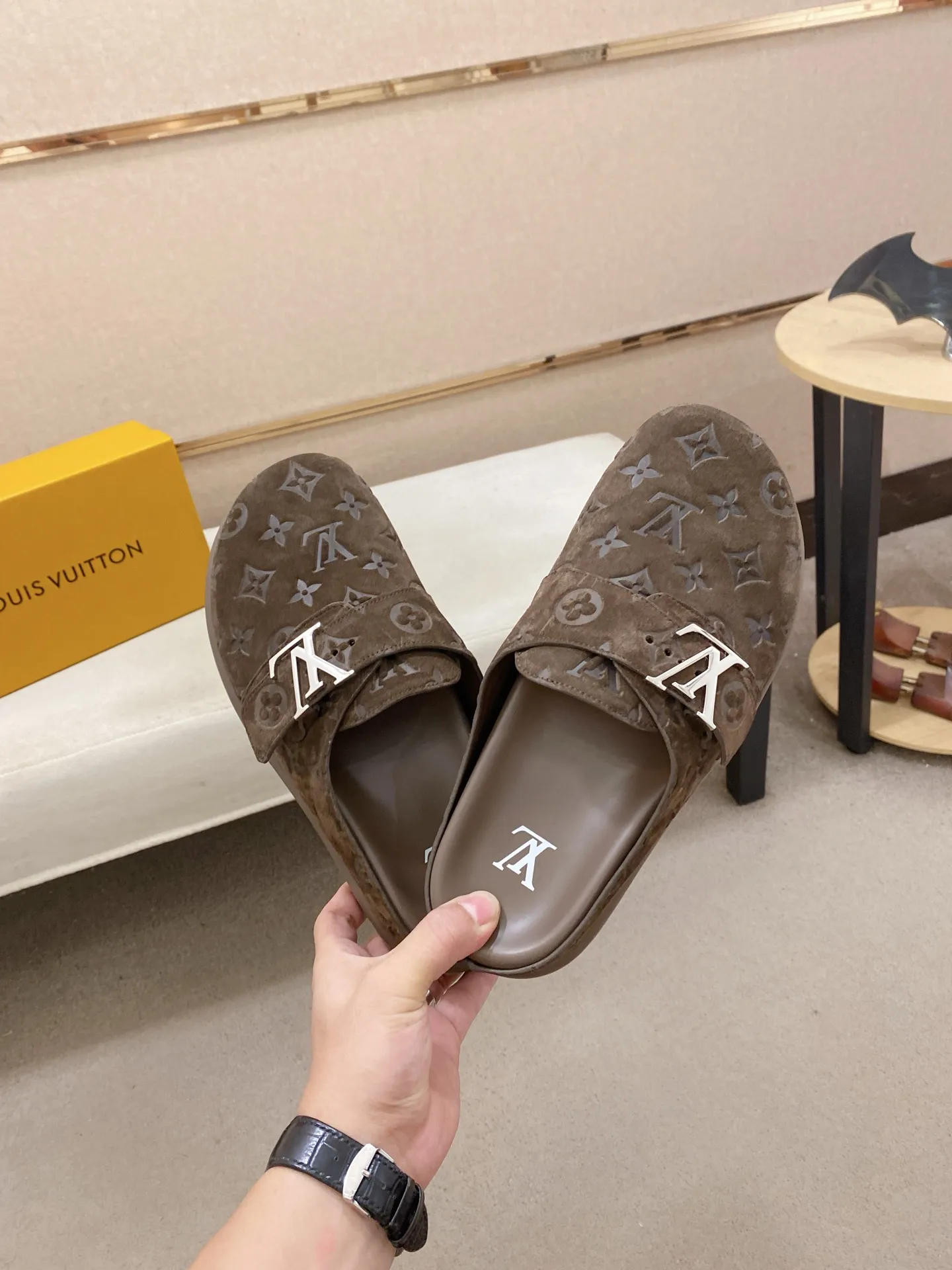 Men's shoes💰: 220💰38-45, LV Easy 2025 new men's casual sandals and slippers, made of suede cow leather, with Monogram pattern to highlight the trendy style. Adjustable straps illuminated with LV letters, while a resilient insole and micro outsole provide lightweight comfort. Made of suede cow leather with embossed Monogram pattern and brand element metal hardware✅Adjustable straps➕Tough insole‼ ️Micro outsole. Comfortable and easy to wear‼ ️